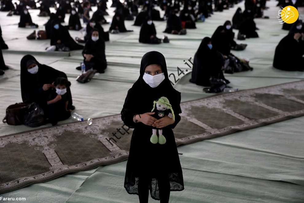 شخادت امام حسین (ع) دختری با ماسک عروسک در مراسم
