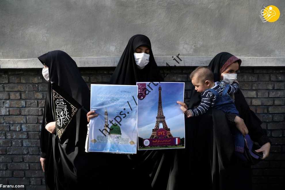 نان ایرانی معترض به نشریه شرلی ابدو مقابل سفارت فرانسه / عکس: رویترز